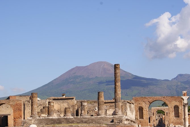 All Inclusive Pompeii, Pizza Class & Olive Oil Experience - Making pizza, then eating it for lunch