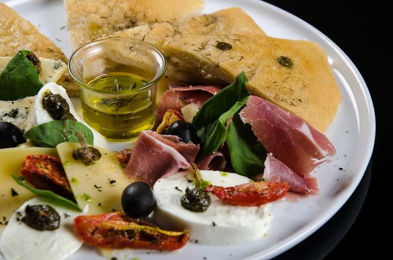 Cagliari: private tasting of fine extra virgin olive oil - Tasting the oil with bruschetta and local specialties