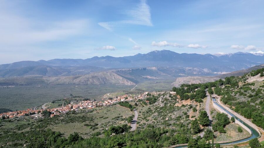 Delphi: Easy Hike on Ancient Path through the Olive Groves - Following the old path from Delphi toward Chriso