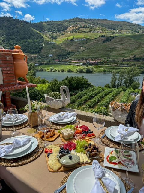 Douro Valley: Olive Oil & Wine Tour with Boat & Lunch - The guides and the family welcome