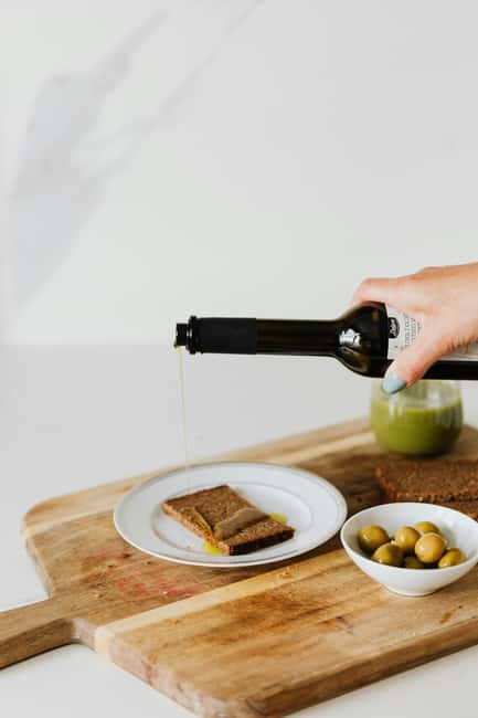Florence: Olive Oil Tasting Experience - Tasting three oils from more than 500 varieties