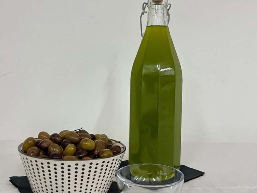 Olive Mill Visit & Guided Tasting in Taggia - Learning what good olive oil should taste like