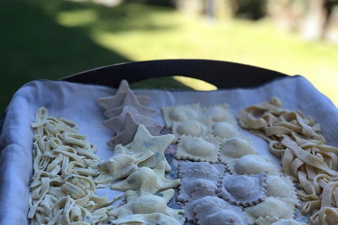 Organic cooking class with a sommelier in an Olive and wine farm - What the small group changes