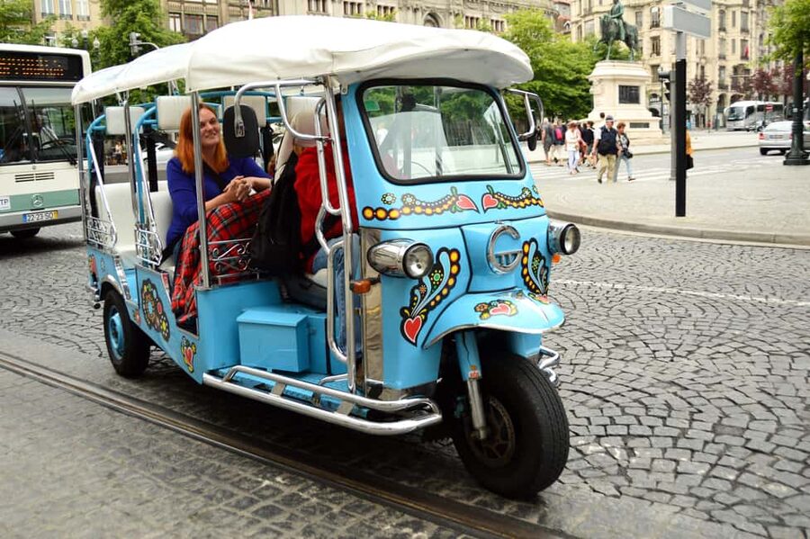 Porto: Tuk Tuk Tour with Olive Oil Tasting - Clérigos Tower and quick views from the road