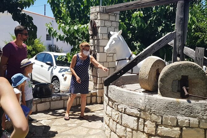 Pottery - Honey & Olive Oil experience - The driver question: transport is included, guiding is not