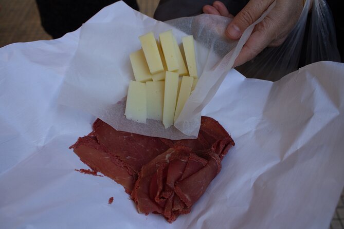 Street food tasting in the locals favorite hidden places - What the guides add to the experience