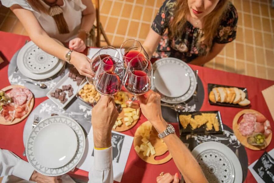 THE TRADITIONS OF VALPOLICELLA: WINE, EXTRA VIRGIN OLIVE OIL, AND HONEY TASTING - Starting among the vineyards