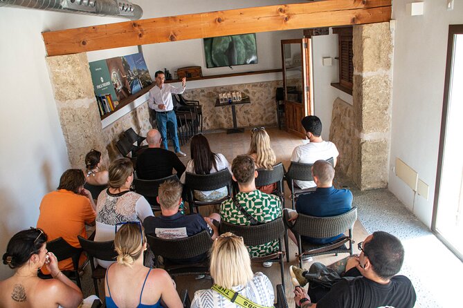 Tour to olive grove and olive mill, oil tasting and snack - The setting is part of the meal