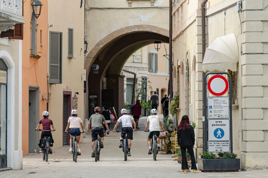 Umbria: E-Bike Rental and Fresh EV Olive Oil Tasting - Autumn Olive Harvest and Local Farm Life