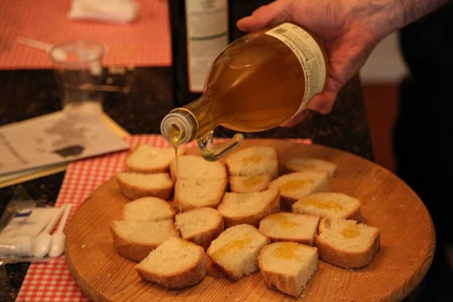 Verona centro: Olive Oil Tasting Experience - Entering La Bottega di Verona