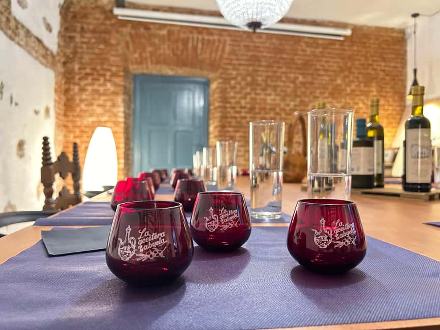 Visit to an olive oil mill and oil tasting with aperitif and food and wine pairing. - Madrid wines alongside the EVOO